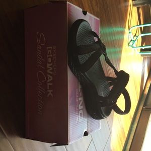 Skechers size 8 sandals